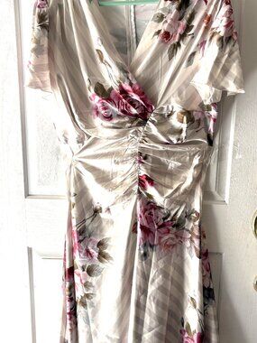 Pretty silky cocktail dress. Great for summer events. Size 16